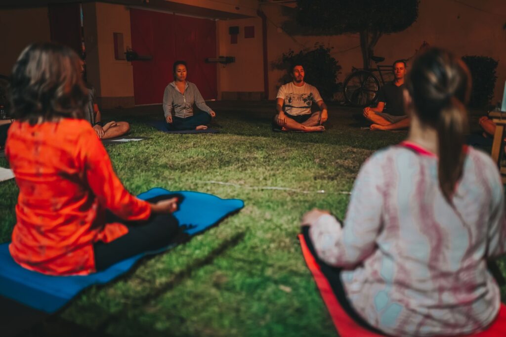 Mantras para Aula de Yoga: Como Abrir e Encerrar com OM