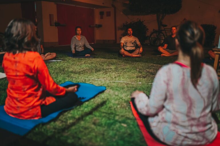 Mantras para Aula de Yoga: Como Abrir e Encerrar com OM